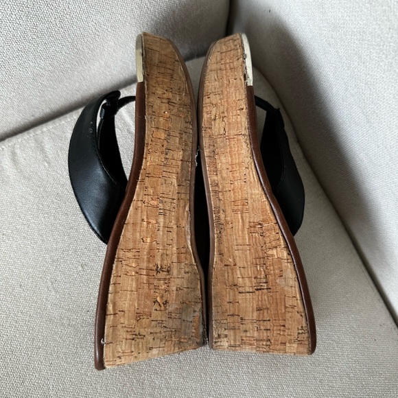 DV Dolce Vita Gold Trim Thong Wedge Sandals Black Size 6 - Picture 3 of 8